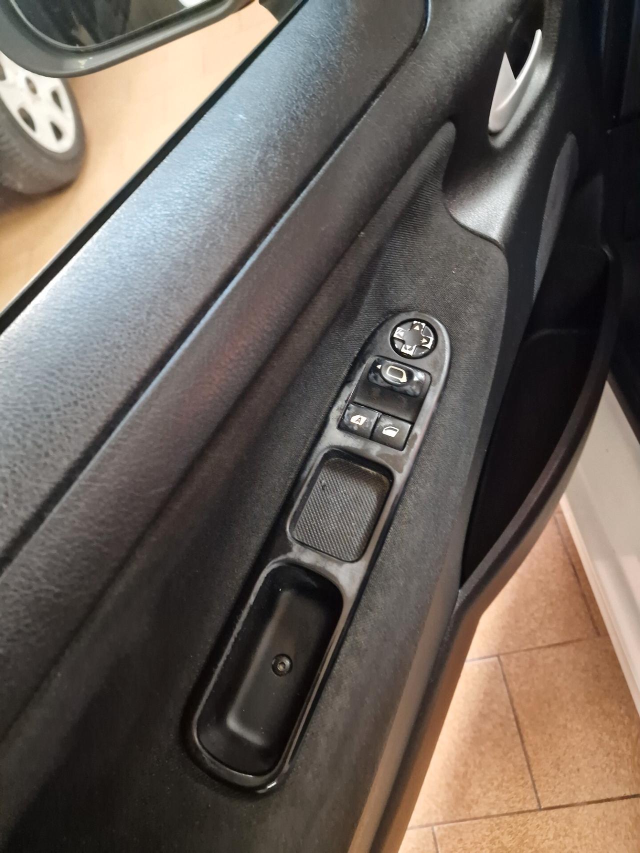 Peugeot 207 1.4 HDi 70CV 5p, 151 mila chilometri ok neopatentati