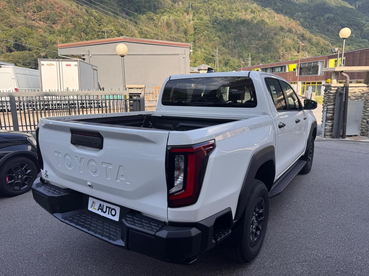 Toyota Hilux 2.8 D-4D A/T 4WD 48V 4 porte Double Cab Invincible