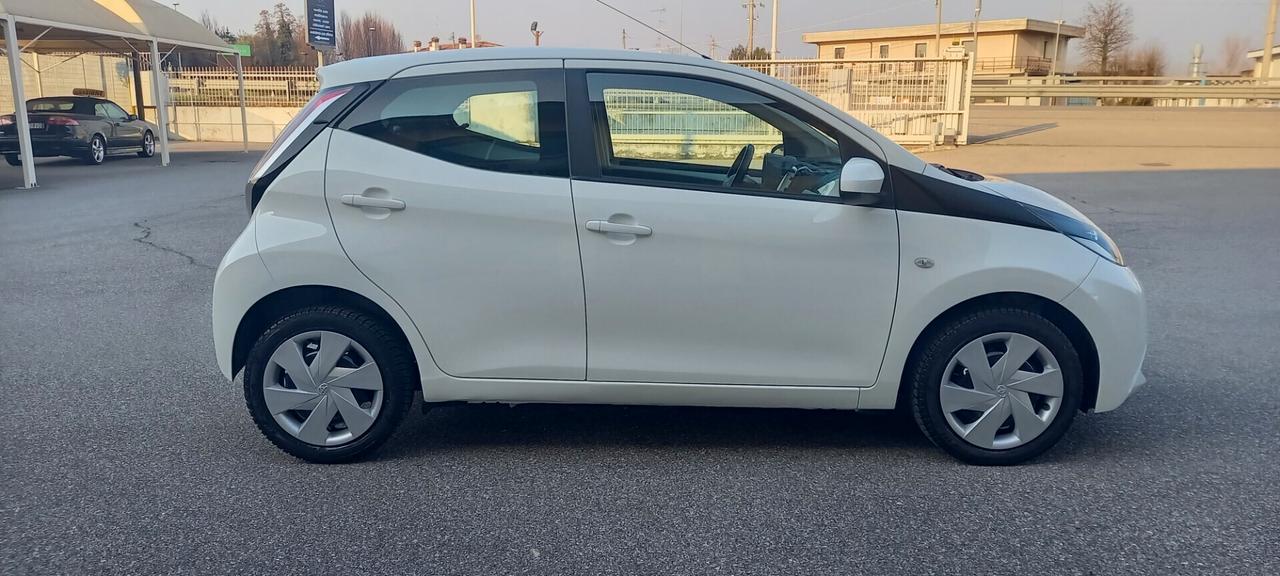 Toyota Aygo Benzina cc. 1.000 Mod. X-Play 5 Porte Utilizzabile anche per i Neopatentati SOLO 87.470 KM...!!!