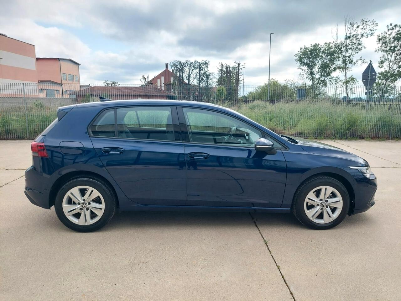 VOLKSWAGEN Golf 1.0 eTSI EVO DSG Life - 2023
