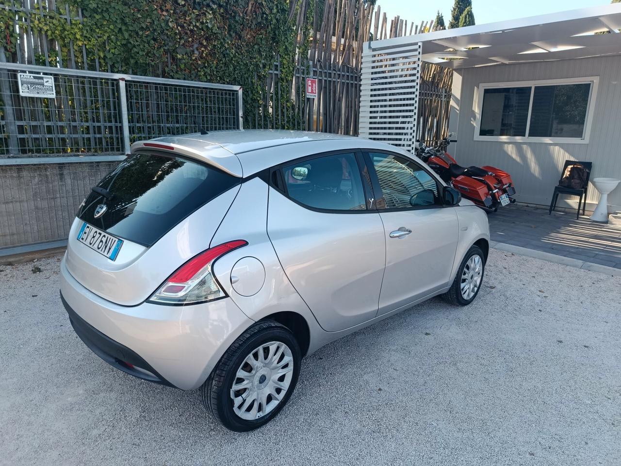 Lancia Ypsilon 1.2 69 CV 5 porte Silver