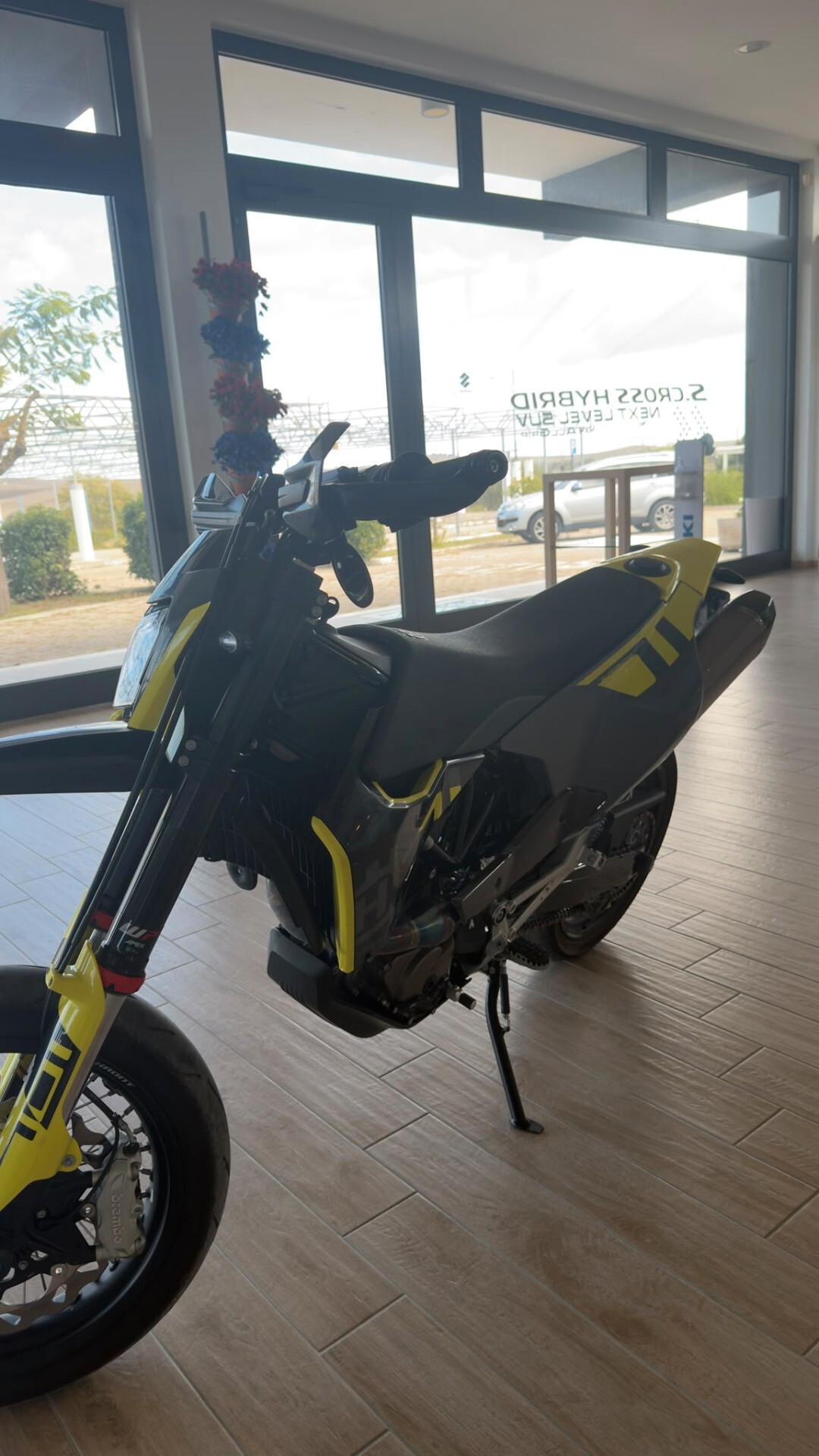 Husqvarna 701 Supermoto motard