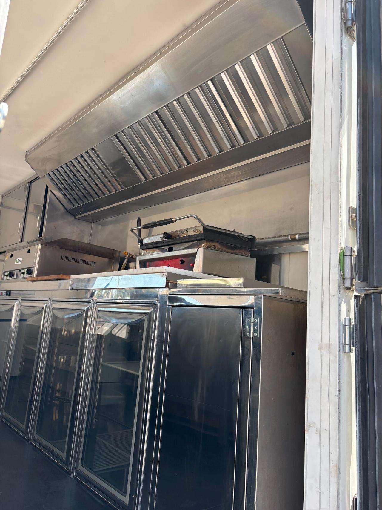 IVECO DAILY 65C/60 CON ALLESTIMENTO A PANINERIA COMPLETO DI TUTTO PIASTRA BANCONI FRIGORIFERI PICCOLO E GRANDE KAPPA AFFETTATRICE FRIGGITRICE AUTOCLAVE DI ACQUA DA 100 LITRI PER BANCONE DI PULIZIA LAVANDINO GRUPPO ELETTROGENO E PRONTO PER LAVORARE PE