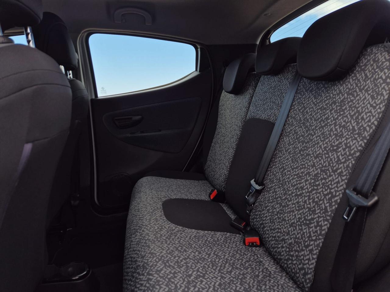 Lancia Ypsilon 1.0 FireFly 5 porte S&S Hybrid Ecochic Silver