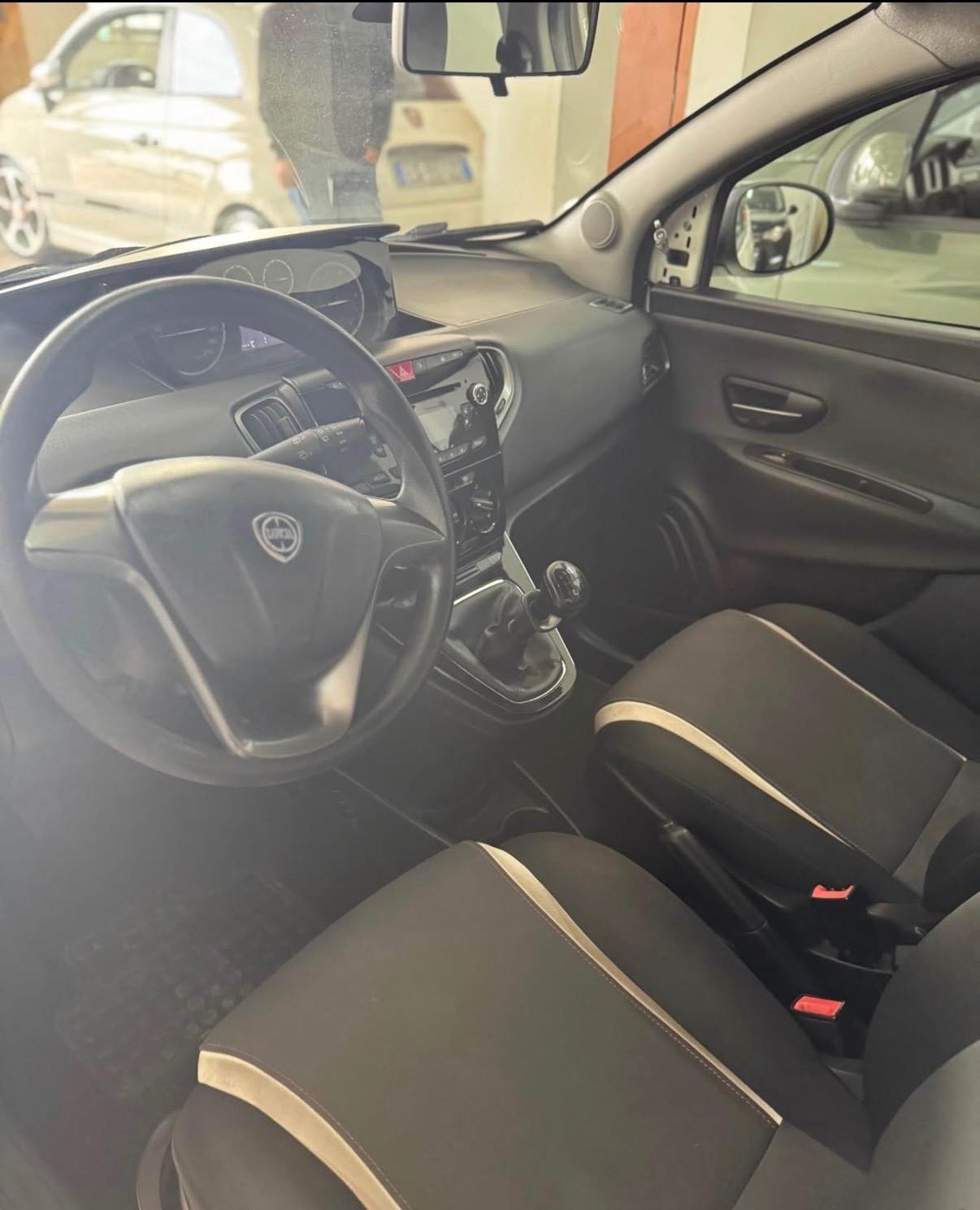 Lancia Ypsilon 1.2 69 CV 5 porte Platinum