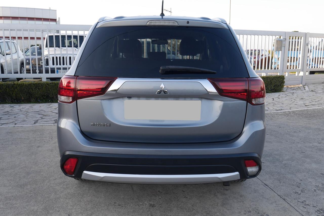 Mitsubishi Outlander 2.2 DI-D 4WD Instyle Plus Navi