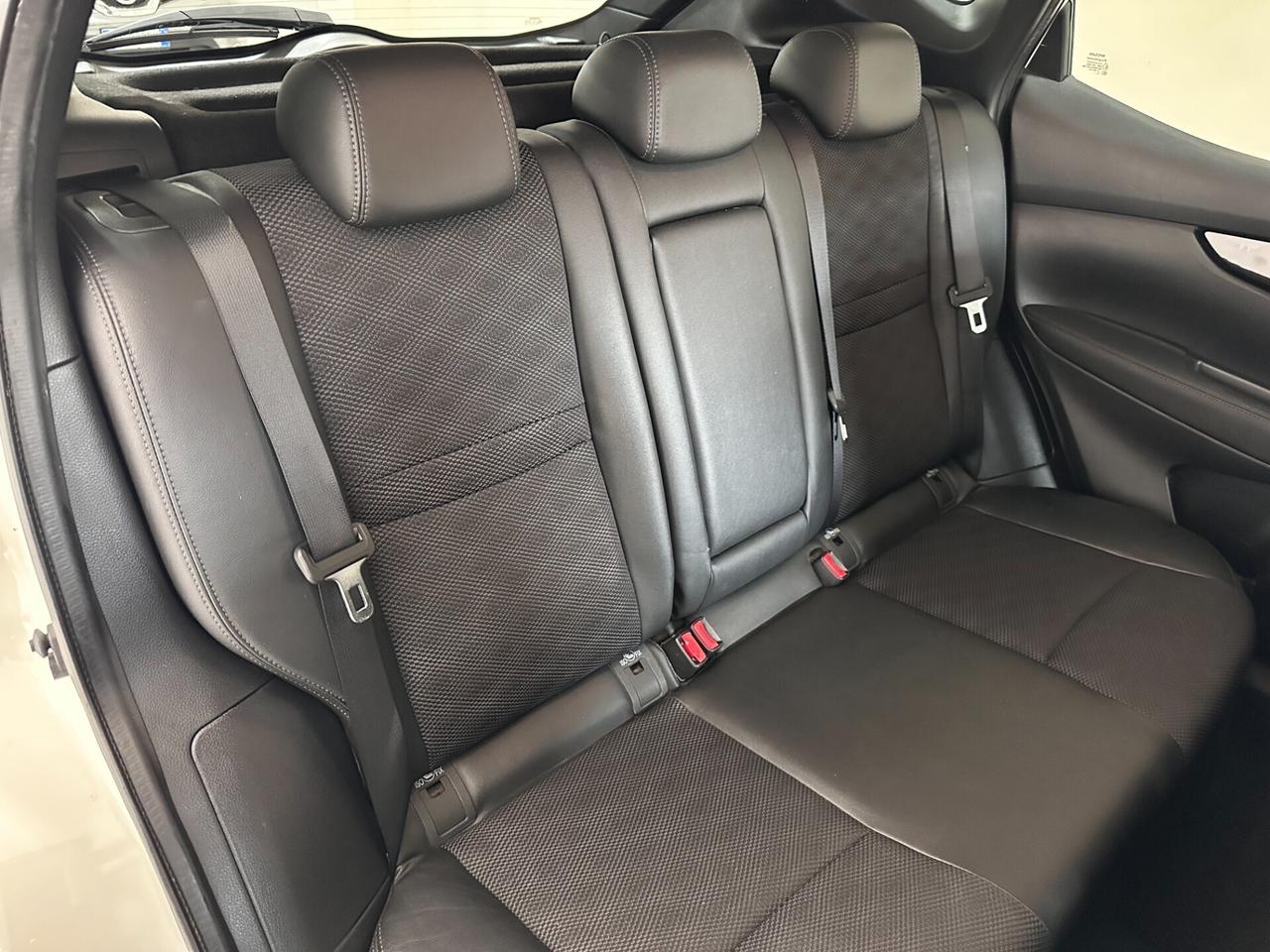 Nissan Qashqai 1.5 dCi N-Connecta – DA VETRI