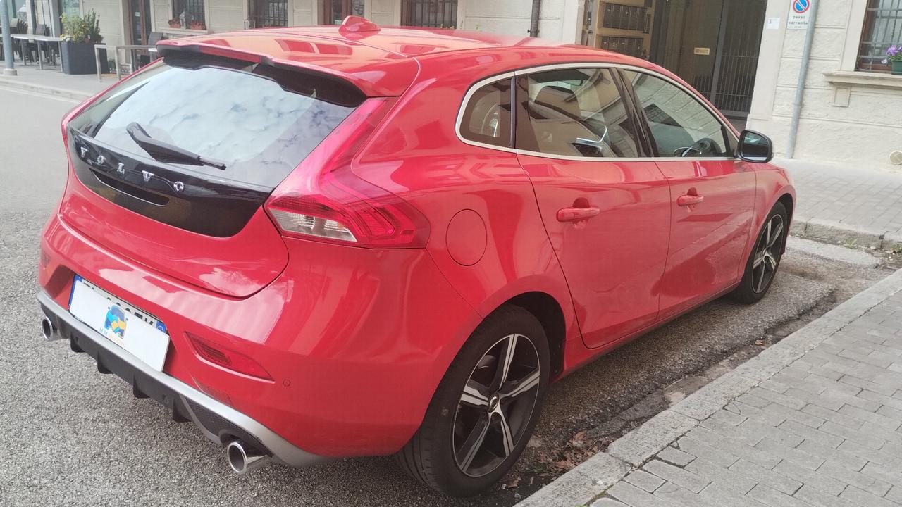 Volvo V40 D2 R-design