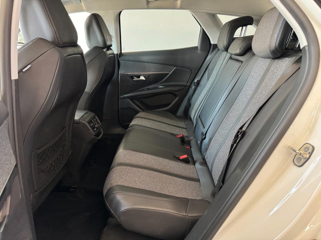 Peugeot 3008 1.6 hdi Allure 120cv Carplay Cockpit Uniprop
