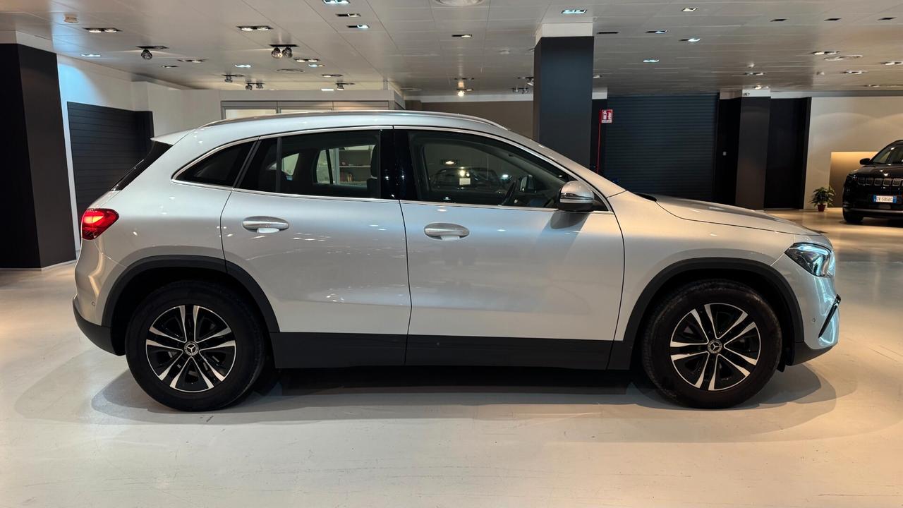 MERCEDES-BENZ GLA 180d Advanced - 2024