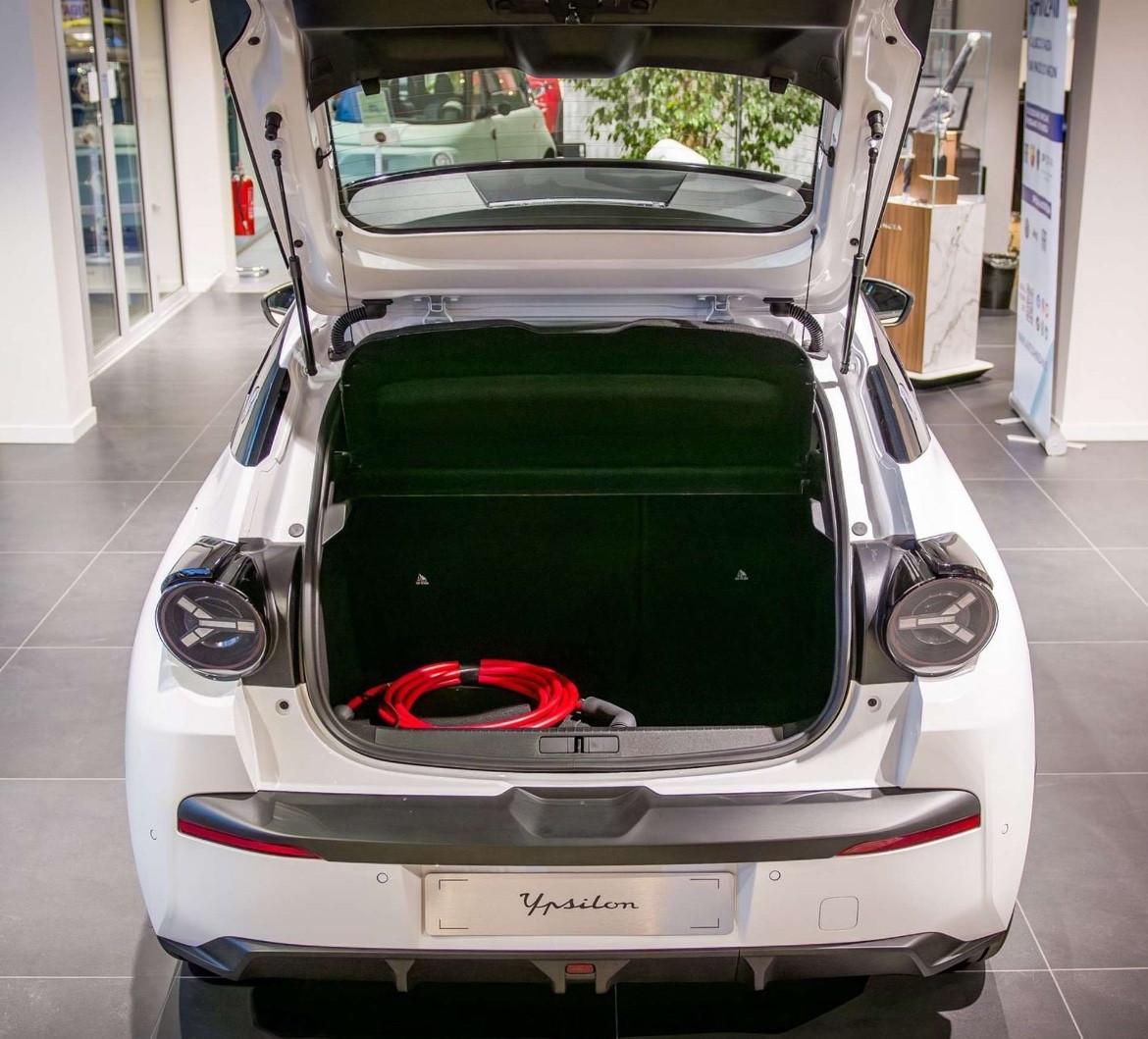 Lancia Ypsilon Hybrid e-DCT AUTO A NOLEGGIO