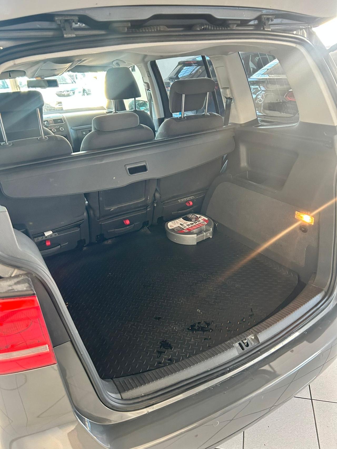 Volkswagen Touran 1.6 tdi X NEOPATENTATI 2012
