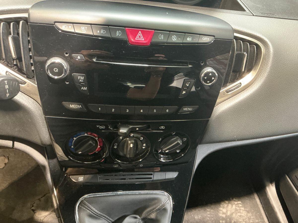 Lancia Ypsilon 1.2 69 CV 5 porte S&S Silver