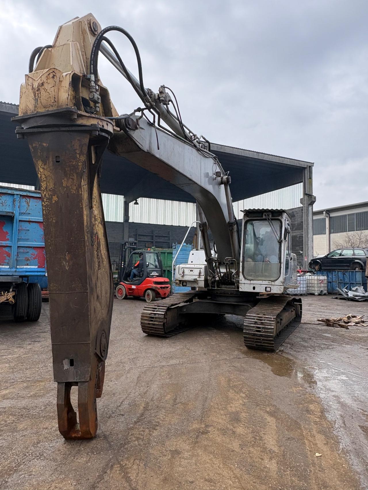 Escavatore VOLVO EC240 + cesoia per rottami