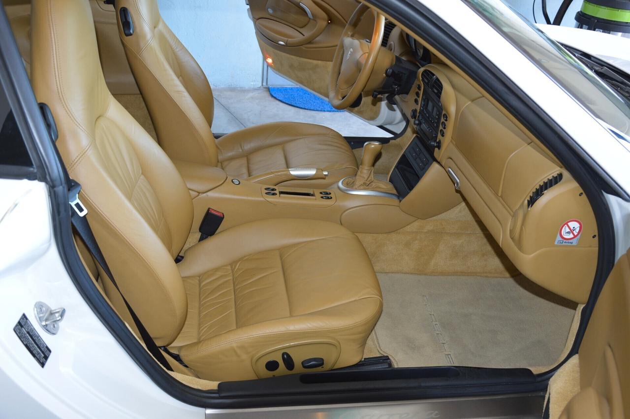 Porsche 996 Carrera cat Coupé
