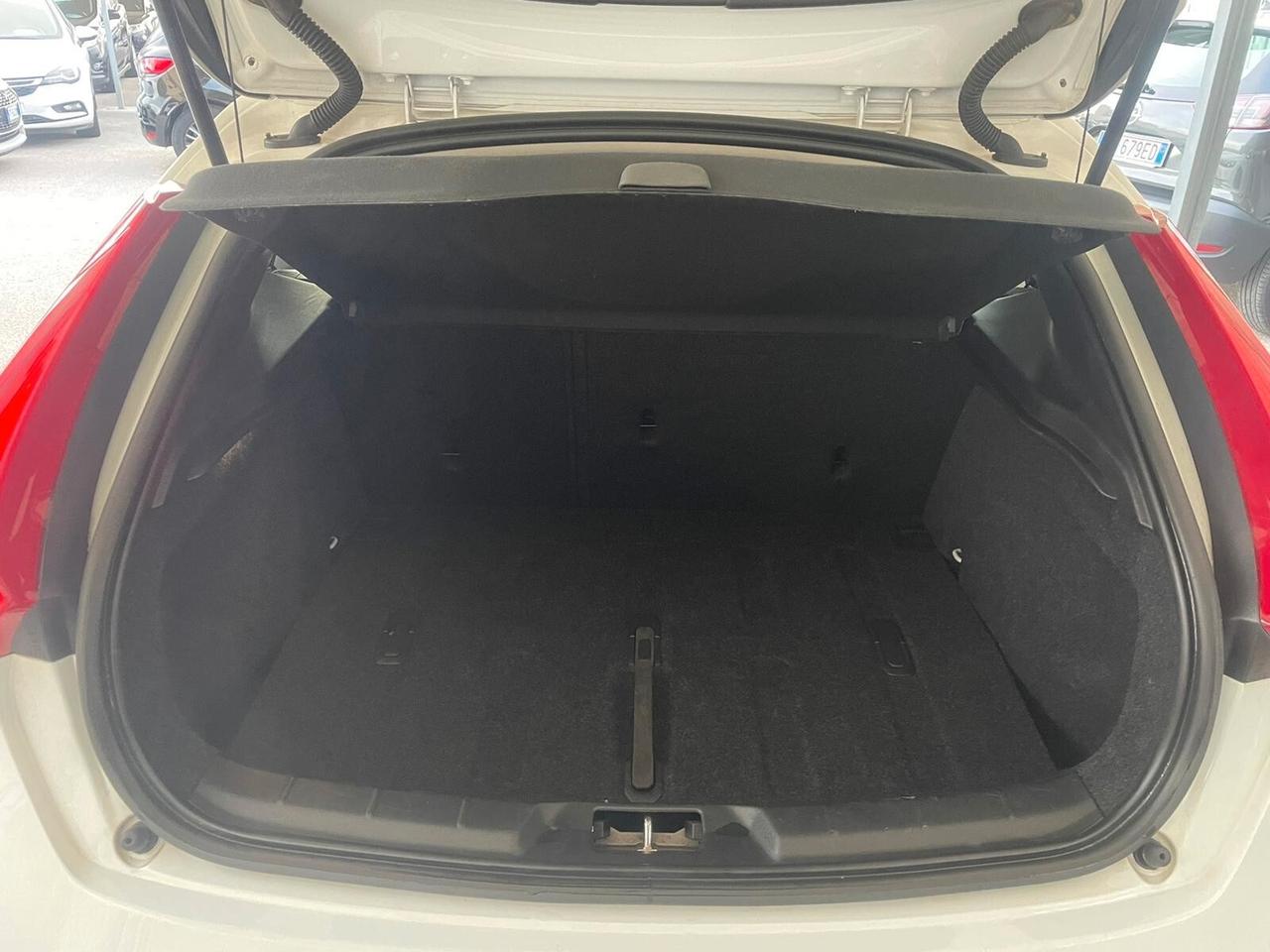 Volvo V40 D2 R-design Momentum