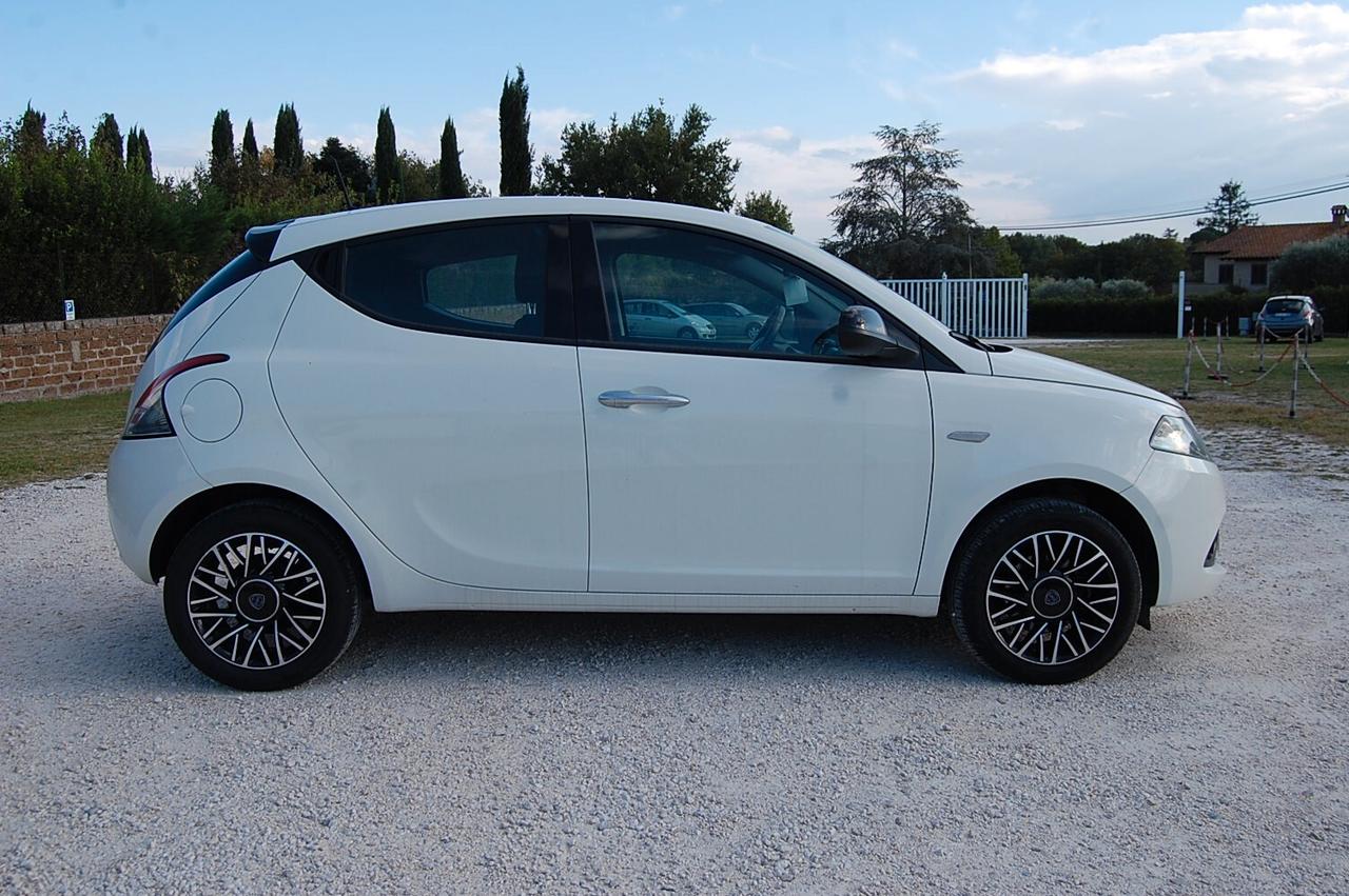 Lancia Ypsilon 1.0 FireFly 5 porte S&S Hybrid Platino
