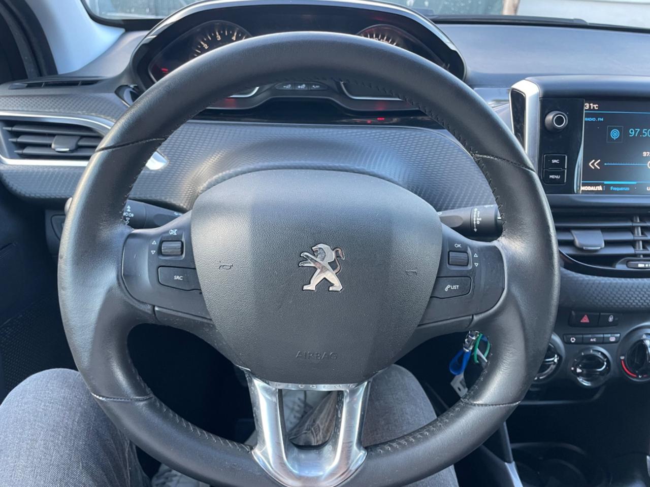 Peugeot 2008 PureTech 82 Style km 37.000 Nuova !