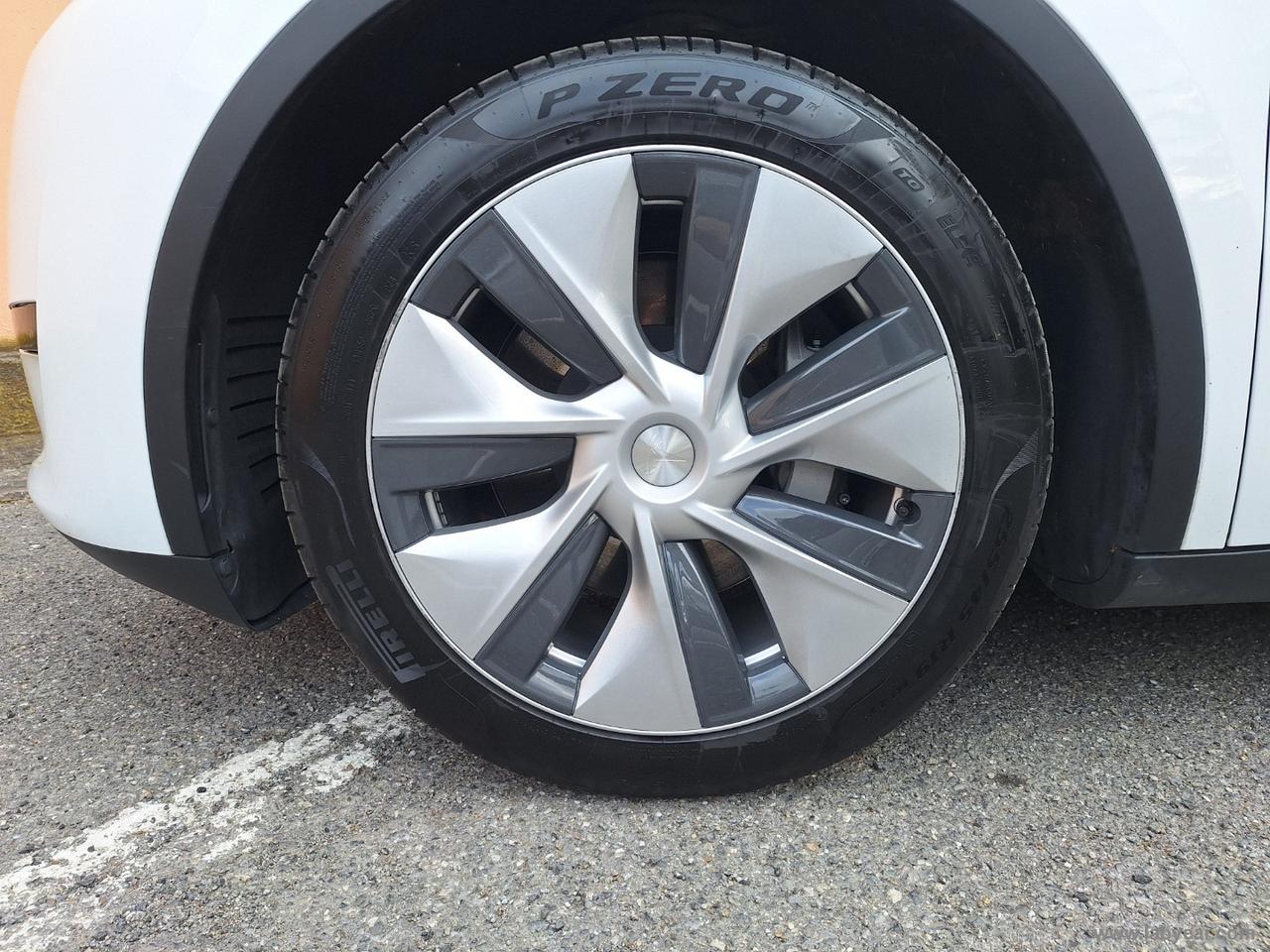 TESLA Model Y STANDARD RANGE RWD TETTO