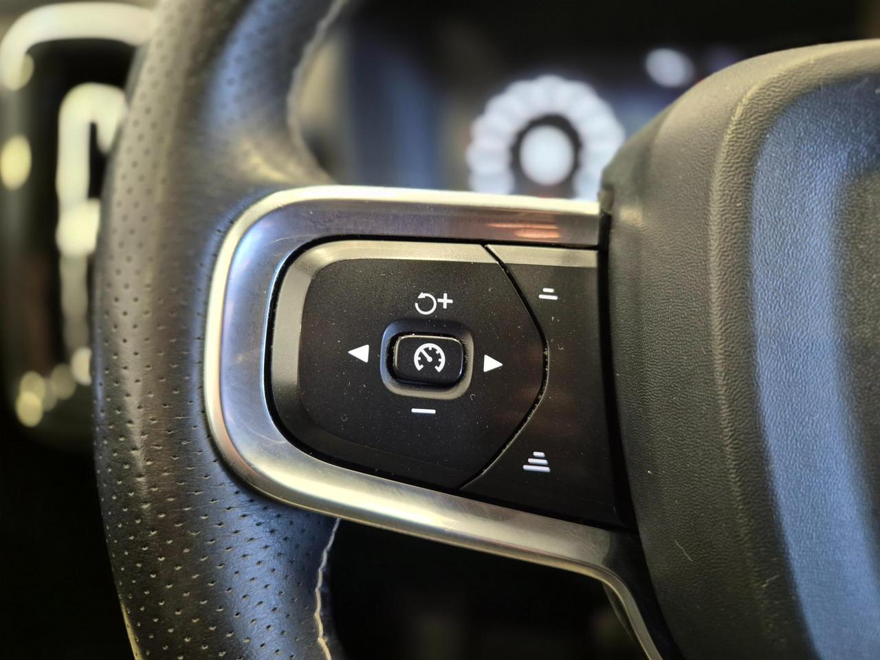 Volvo XC40 2.0 d3 R-design geartronic - UNIPROPRIETARIO - ACC/Lim - Cam