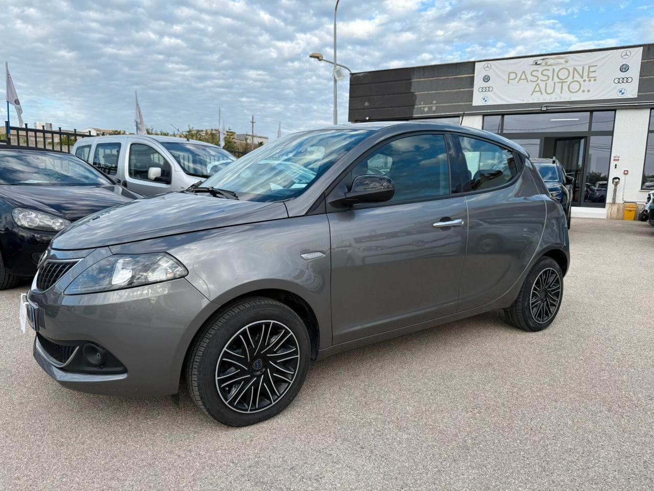 Lancia Ypsilon 1.0 FireFly 5 porte 70 CV S&S Hybrid Ecochic Gold