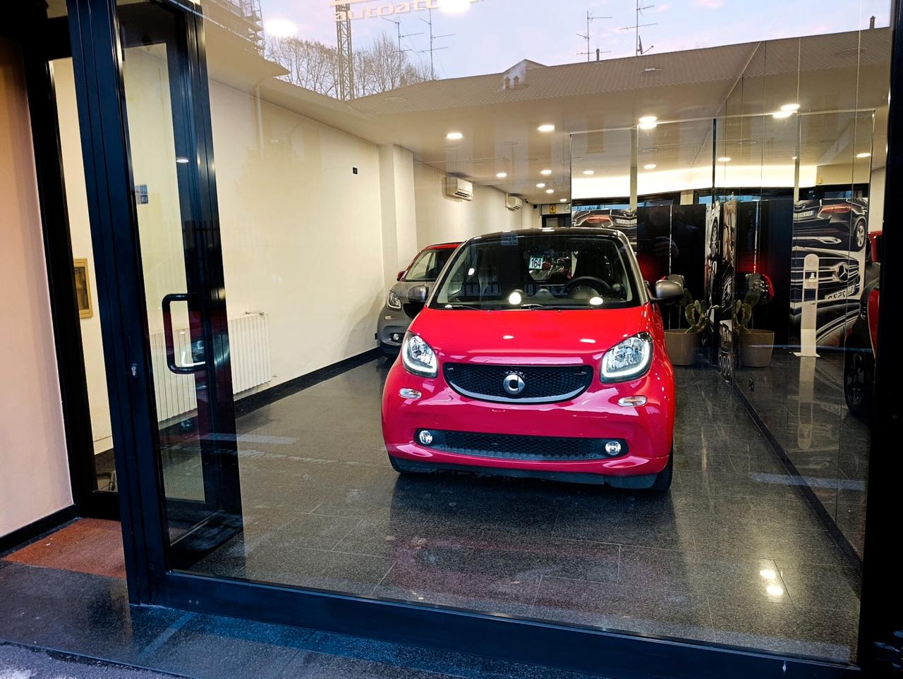 Smart ForTwo 70 1.0 twinamic Passion Grey opaco e Rosso
