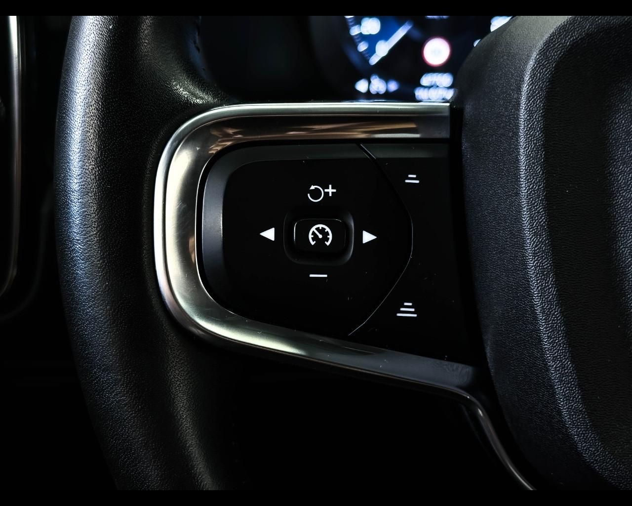 VOLVO - XC40 T3 Momentum Pro