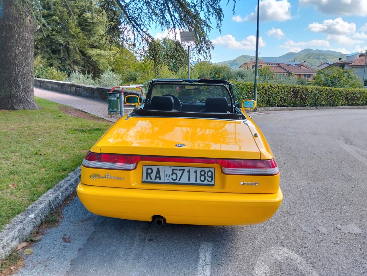 Alfa Romeo Spider Gialla