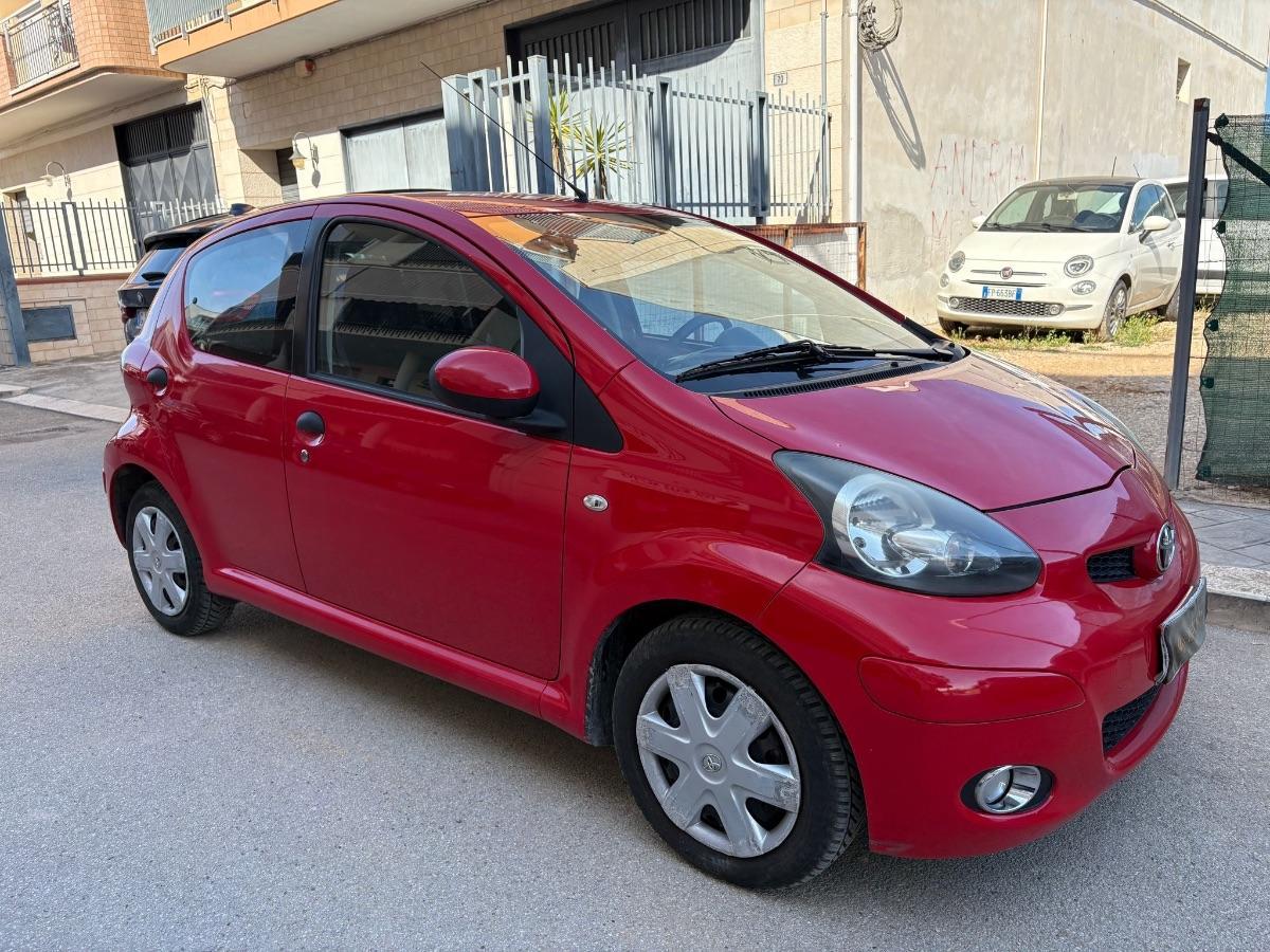 TOYOTA - Aygo - 12V VVT-i 5 porte Sol Conn. Red Ed.