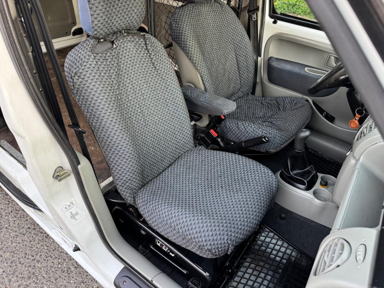 Renault Kangoo con GANCIO TRAINO