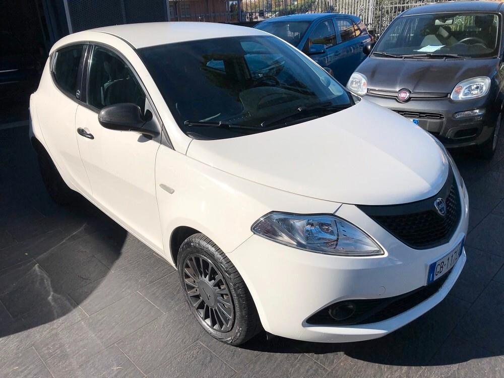 Lancia Ypsilon 1.0 FireFly 5 porte S&S Hybrid Ecochic Silver
