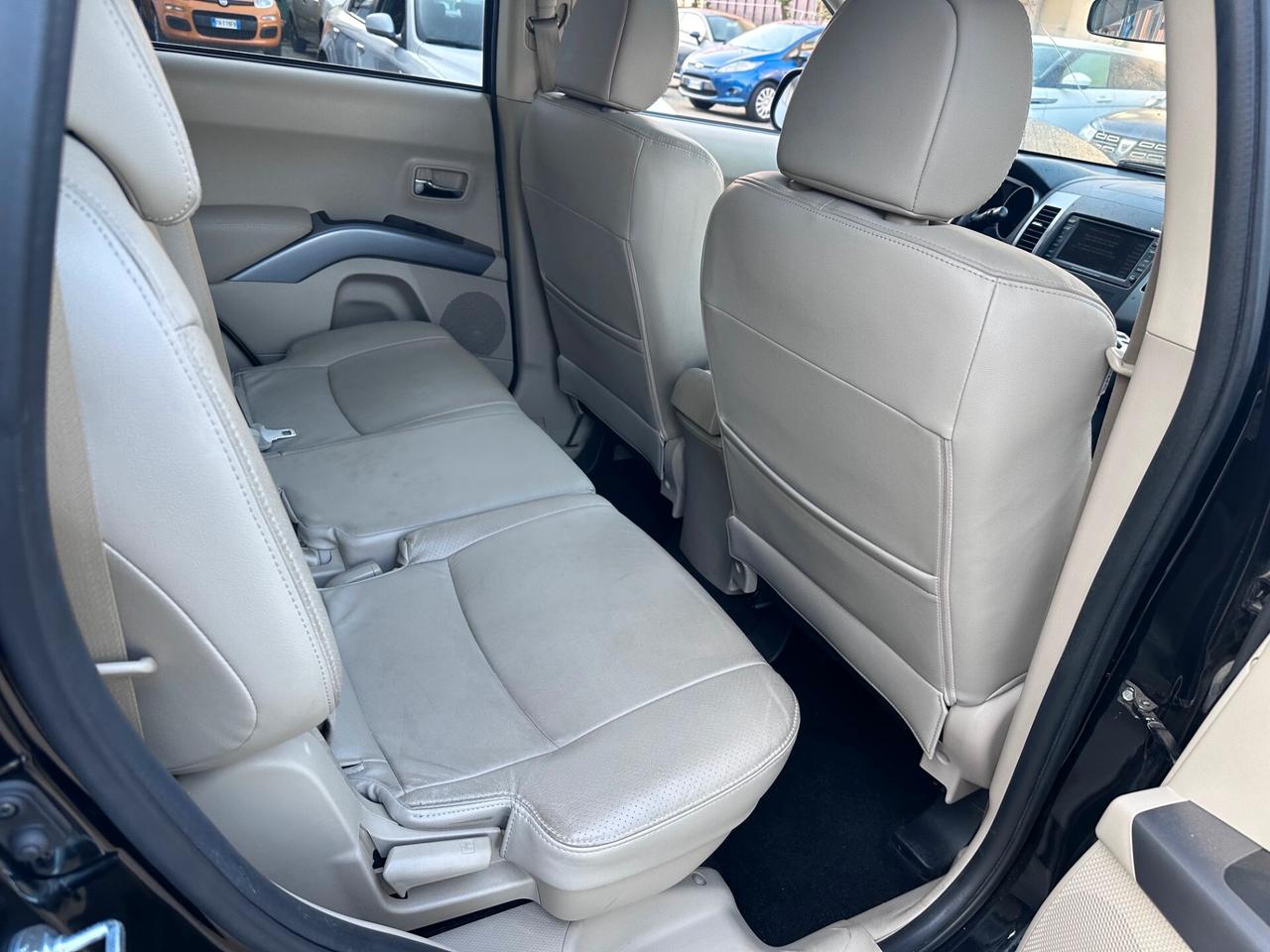Mitsubishi Outlander 2.2 DI-D Instyle 7 p.ti DPF