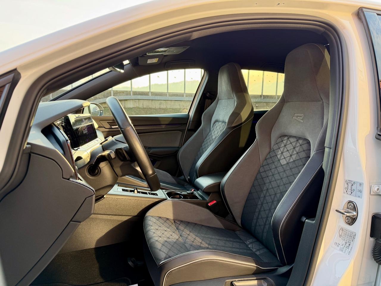 Volkswagen Golf 8 2.0 TSI DSG 4Motion R-Line