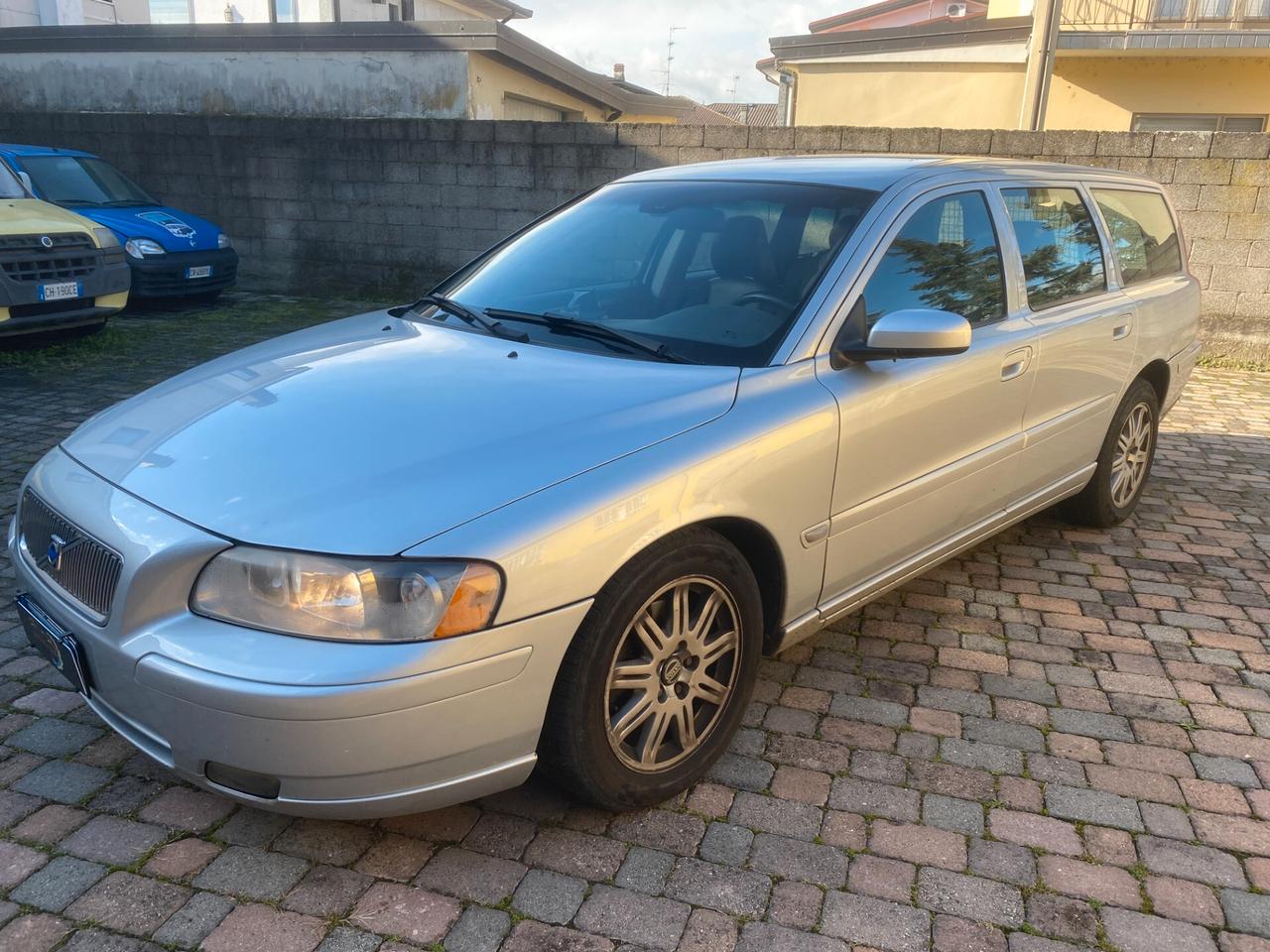 Volvo V70/XC70 V70 2.4 D5 20V cat Summum automatica
