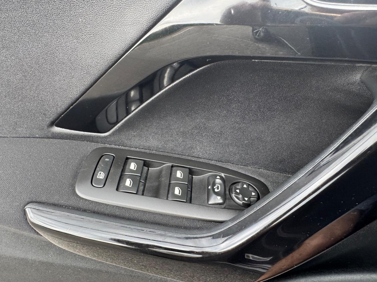 Peugeot 208 tagliandata cinghia nuova Neopatentati