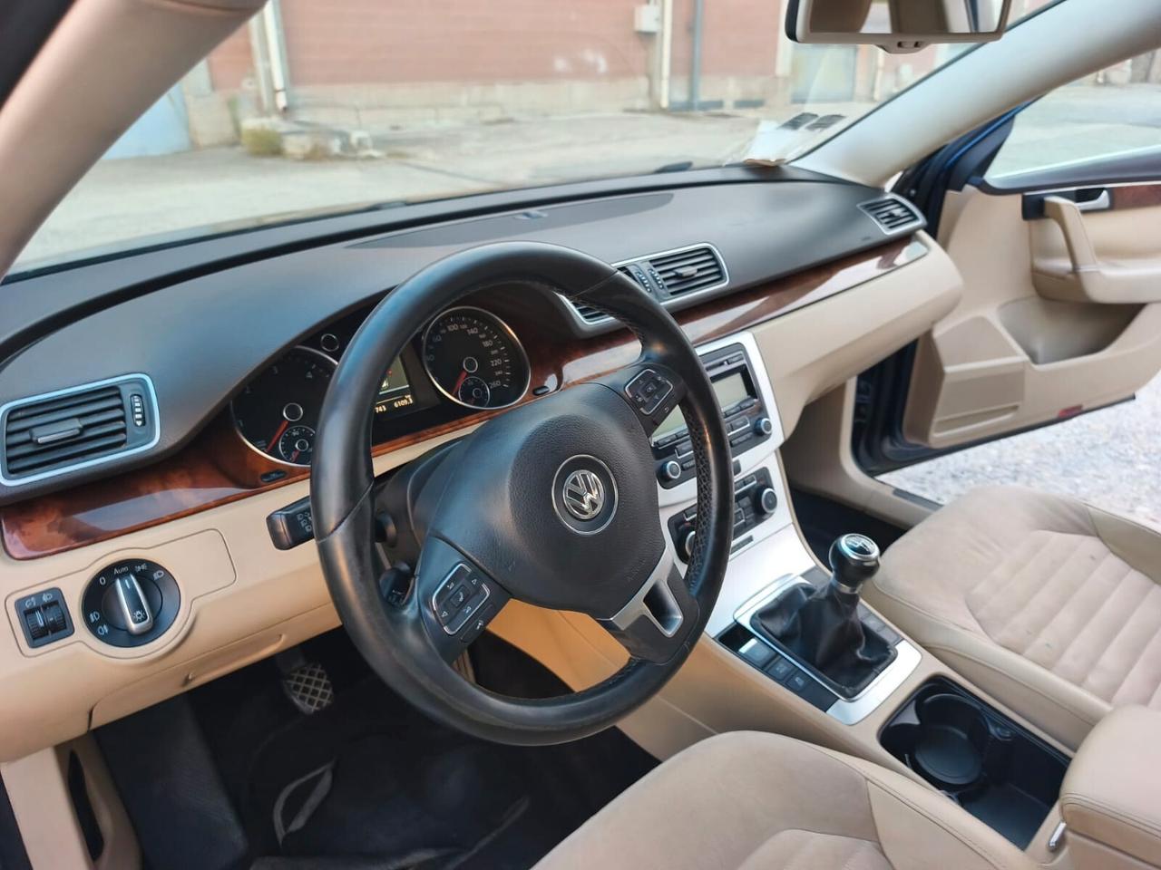 Volkswagen Passat 2011---2.0 Diesel