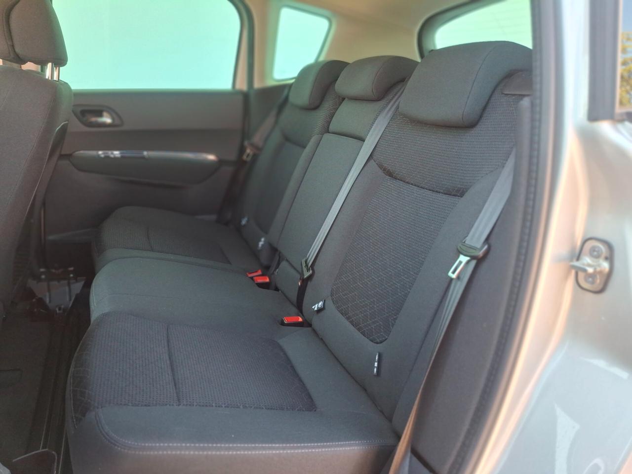 Peugeot 3008 , 1.6HDi Allure