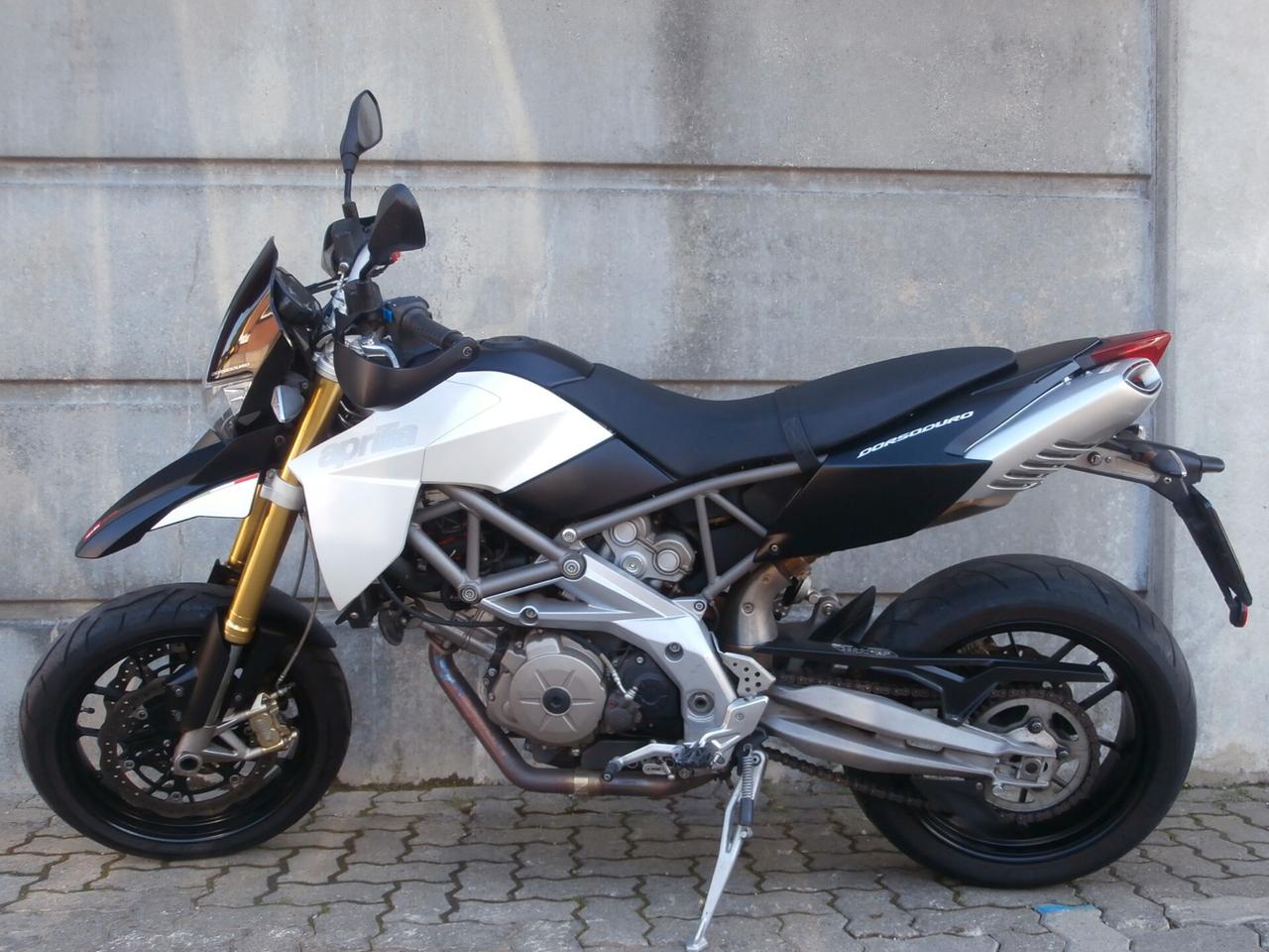Aprilia Dorsoduro 750 (2009 - 14) del 2009 passaggio incluso.
