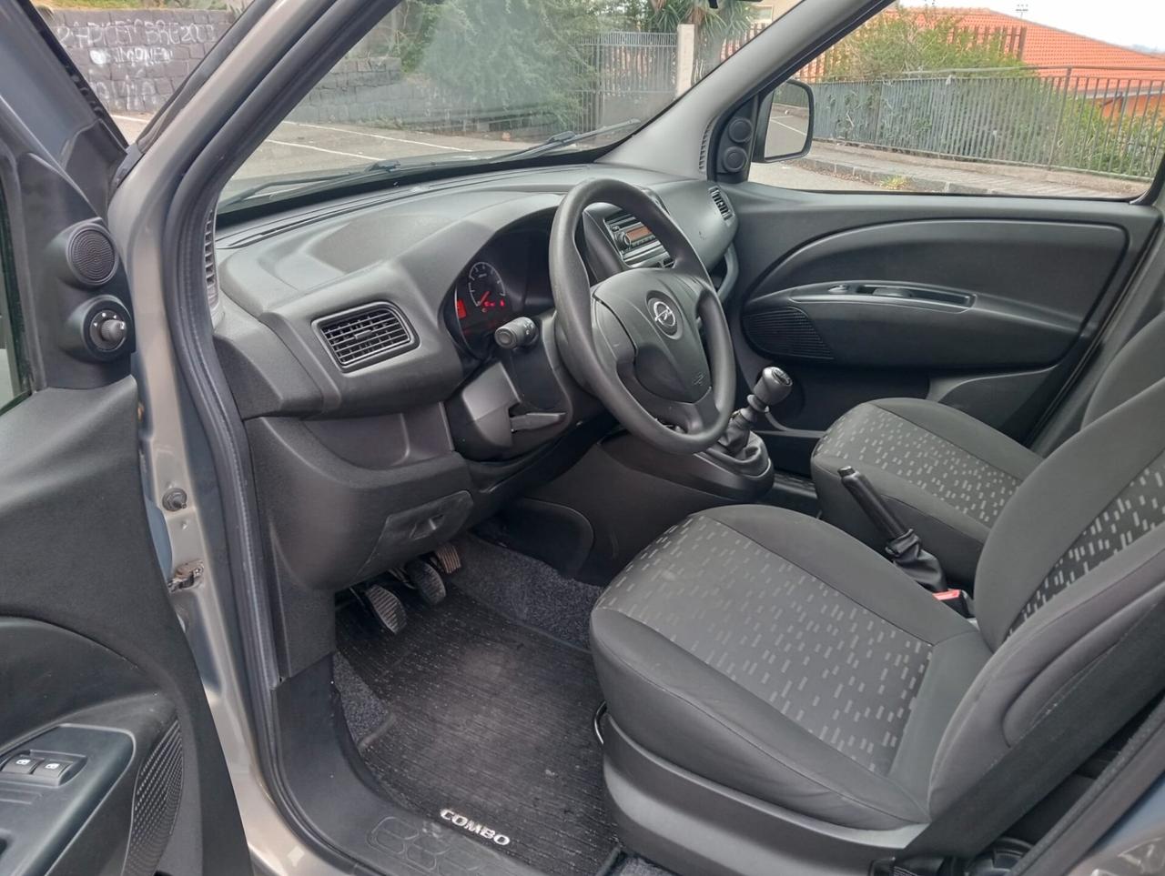 Opel Combo sollevatore elettrico trasporto disabili