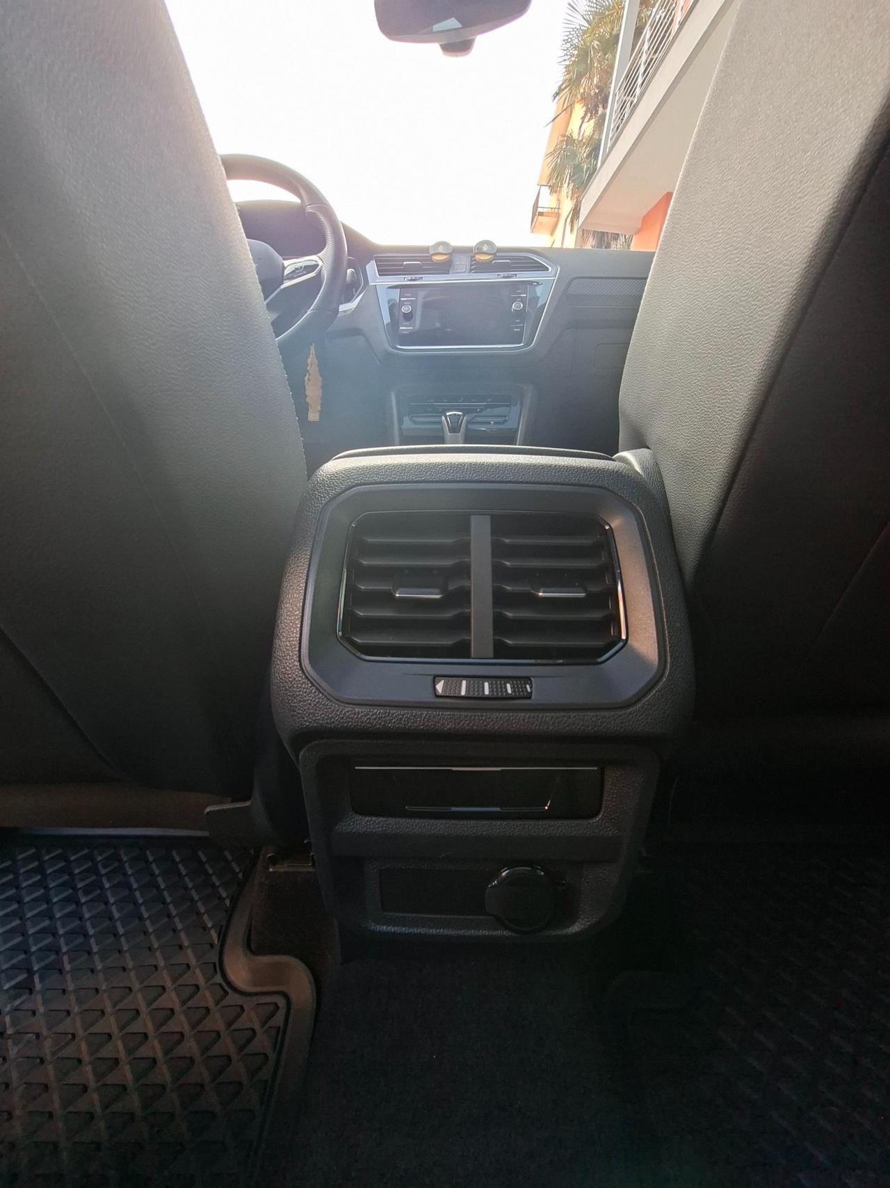 Volkswagen Tiguan 2.0 tdi R-Line 150cv dsg