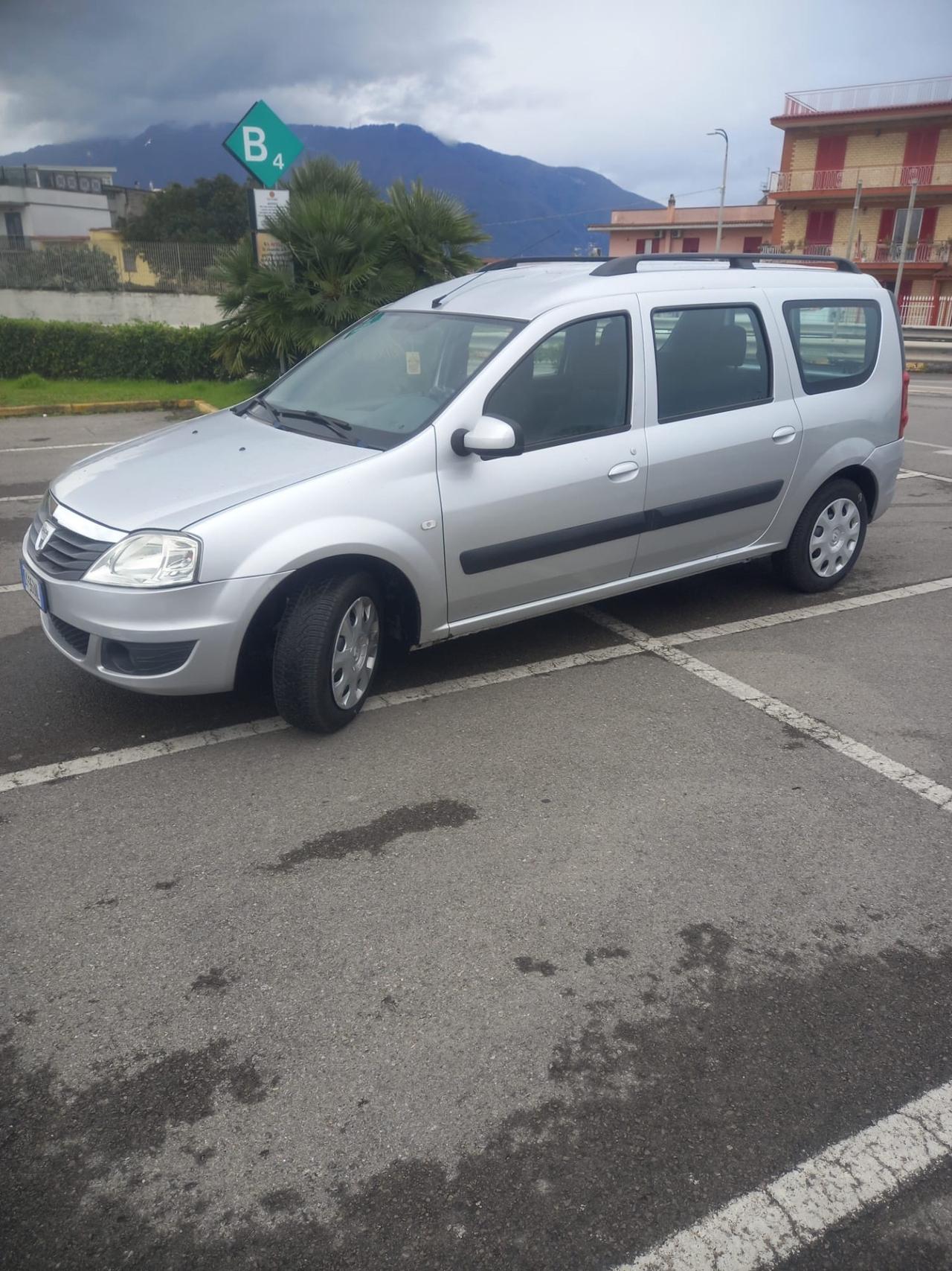 Dacia Logan 2010 con gancio traino
