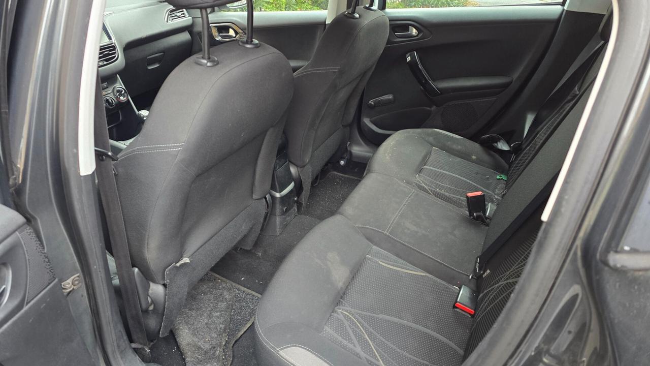 Peugeot 208 1.4 HDi 68 CV 5 porte Allure