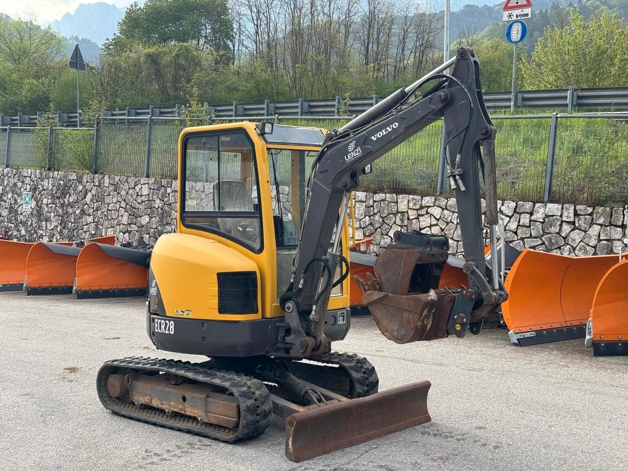 MINIESCAVATORE VOLVO ECR 28