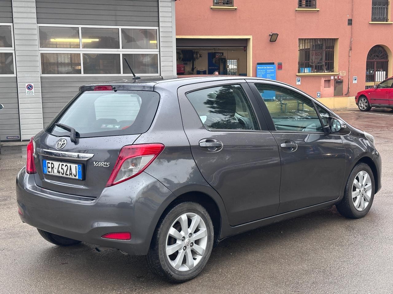 Toyota Yaris 1.0 5 porte Lounge Neopatentati