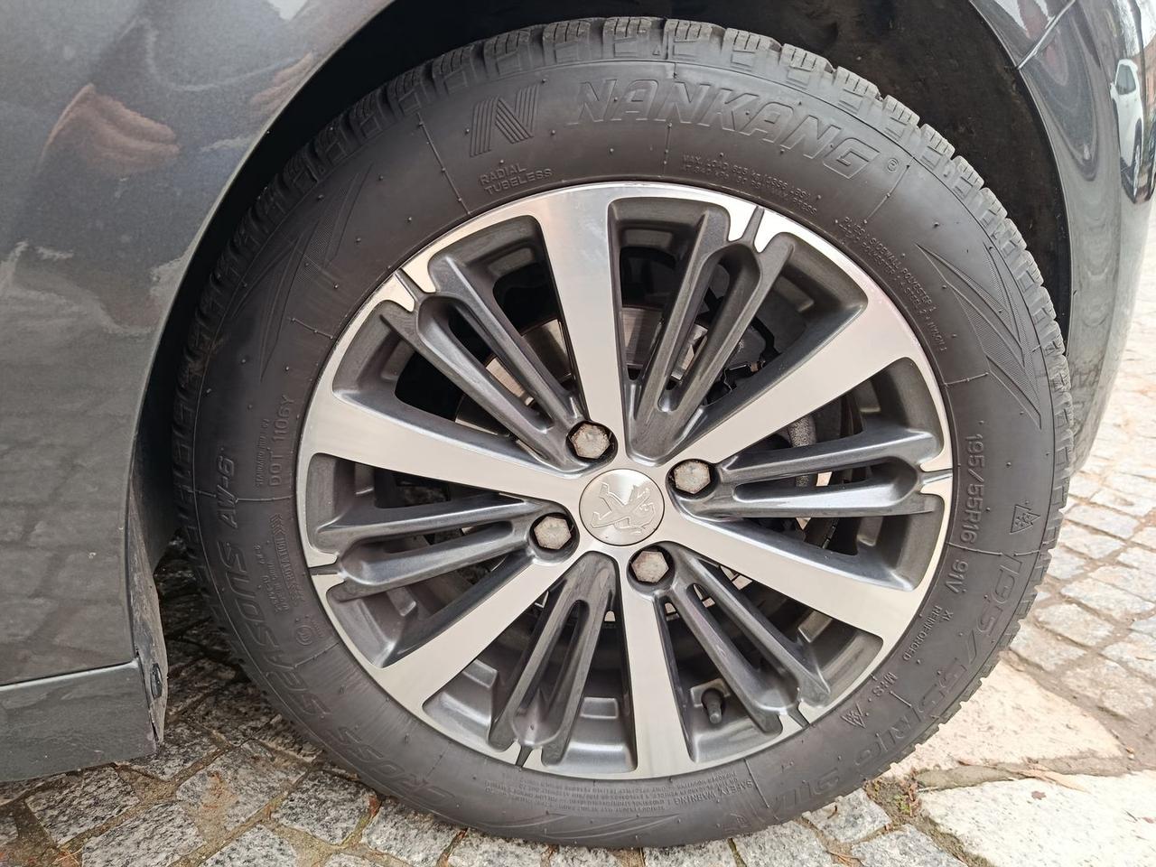 Peugeot 208 Allure 1.2 PureTech 82 #8383