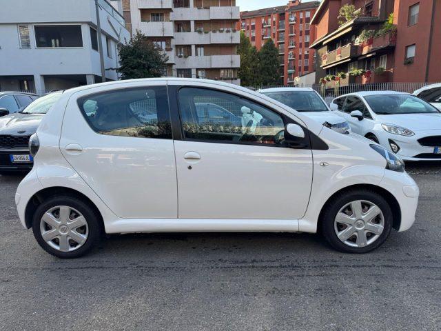 TOYOTA Aygo 1.0 12V VVT-i 5pt Connect Navi AUT.