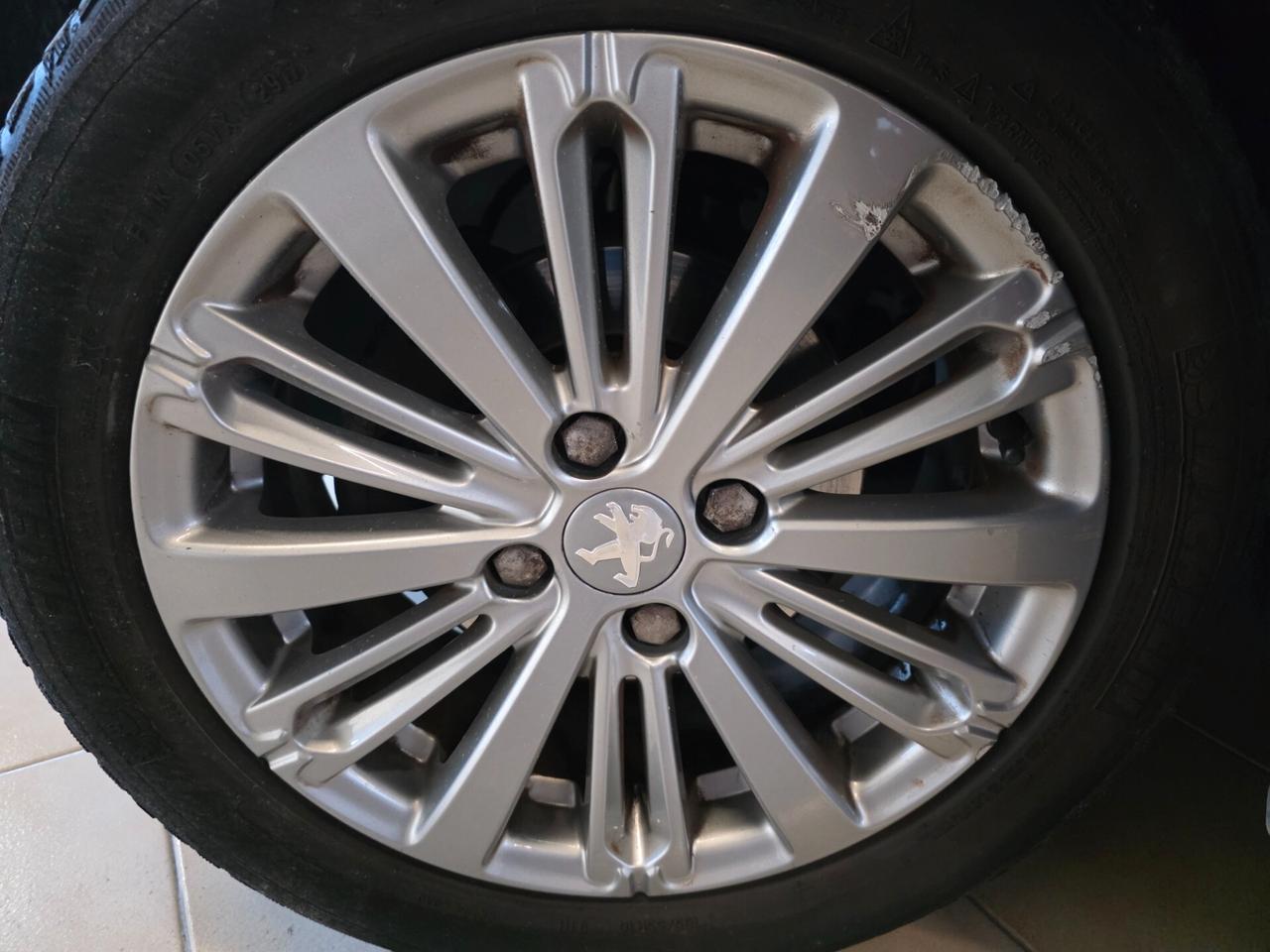 Peugeot 208 PureTech 82 5 porte Allure