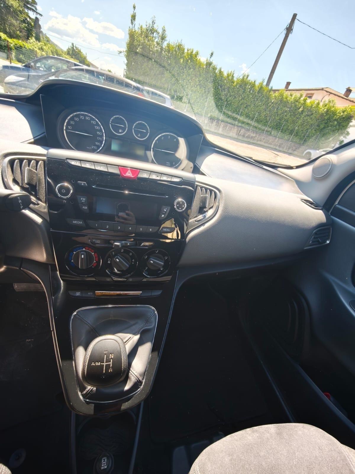 Lancia Ypsilon 0.9 TwinAir 85 CV cambio automatico km 58 mila