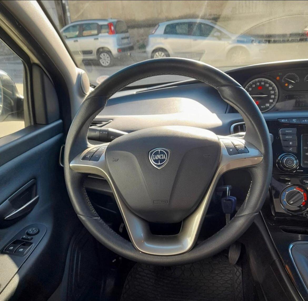 Lancia Ypsilon 1.2 69 CV 5 porte Gold