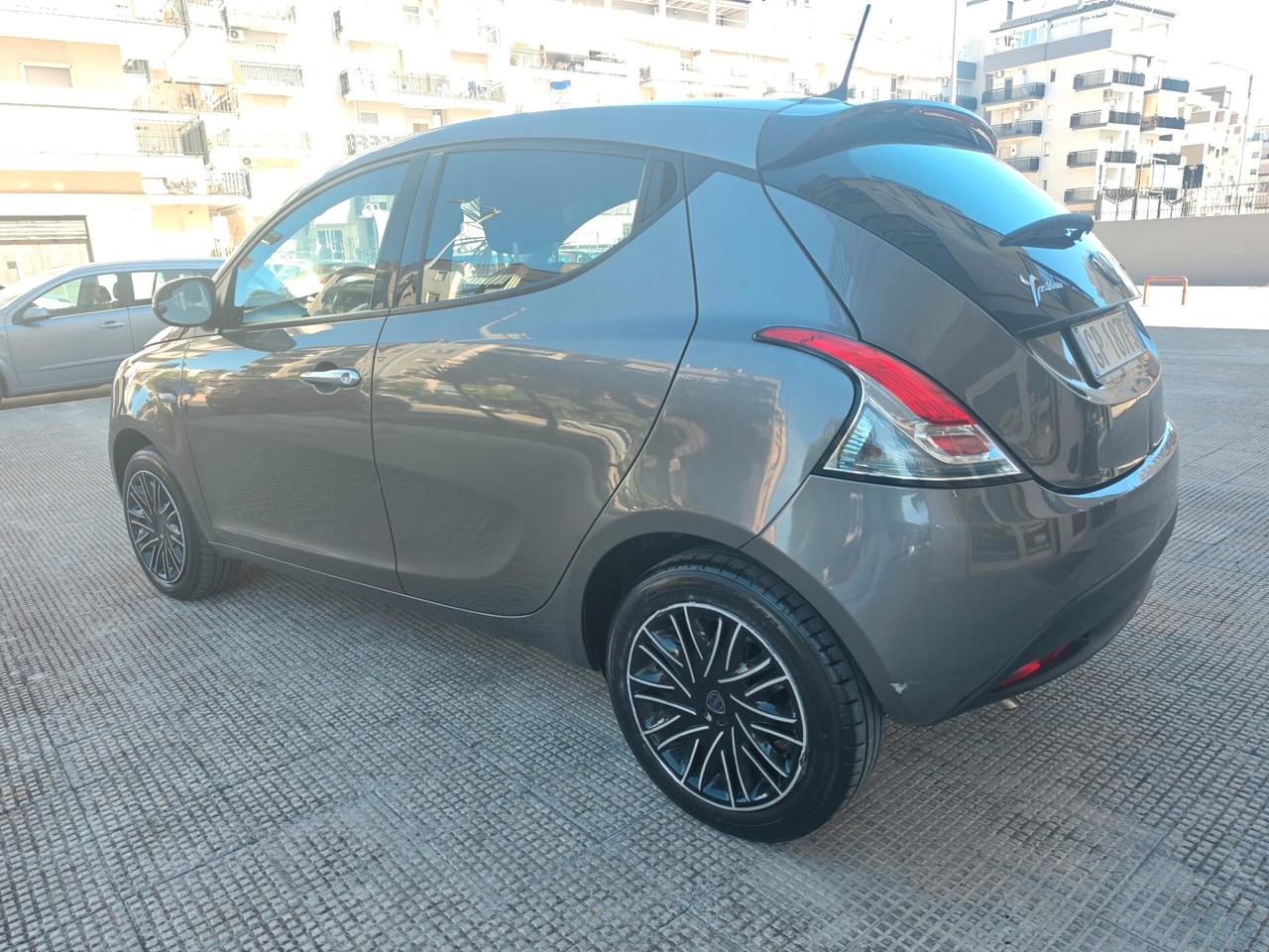 Ypsilon 1.0 FireFly 5 porte S&S Hybrid Silver